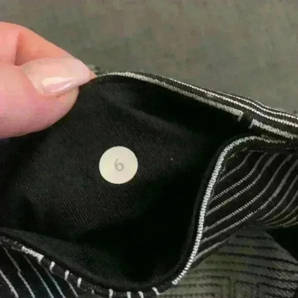 Lululemon cropped leggings size 6 - Picture 4 of 9